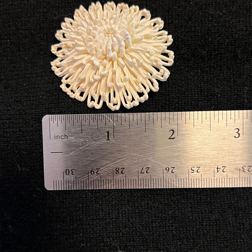 Vintage celluloid chrysanthemum brooch - Picture 4 of 4